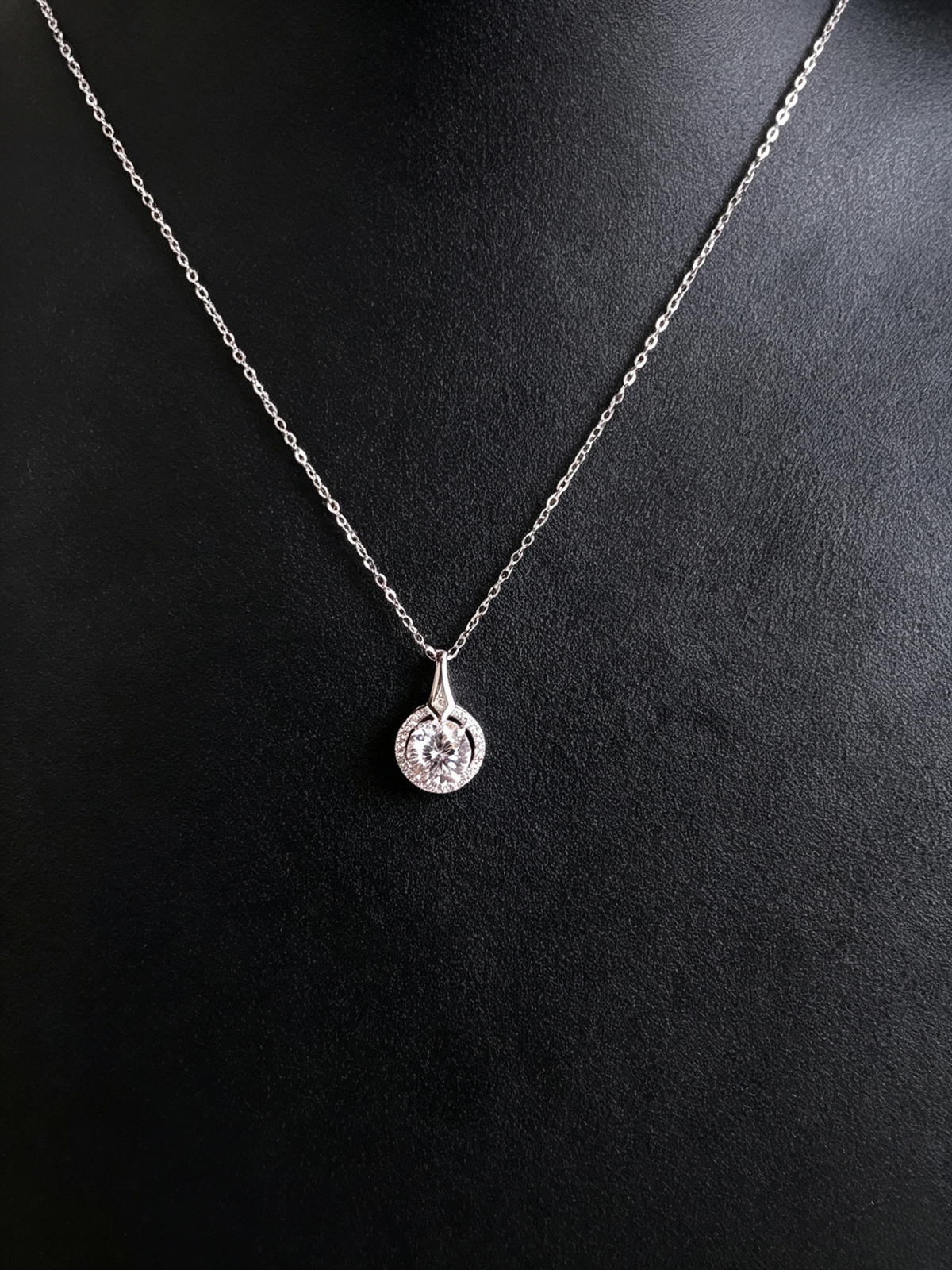 Sparkling Round‑Halo Moissanite Necklace in S925 Sterling Silver